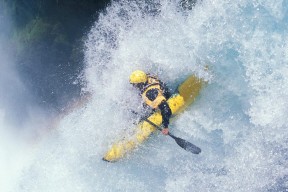 九游游戏在线玩-“弯道飞旋：漂移与超车的极致舞蹈”，弯道漂移翻车动图