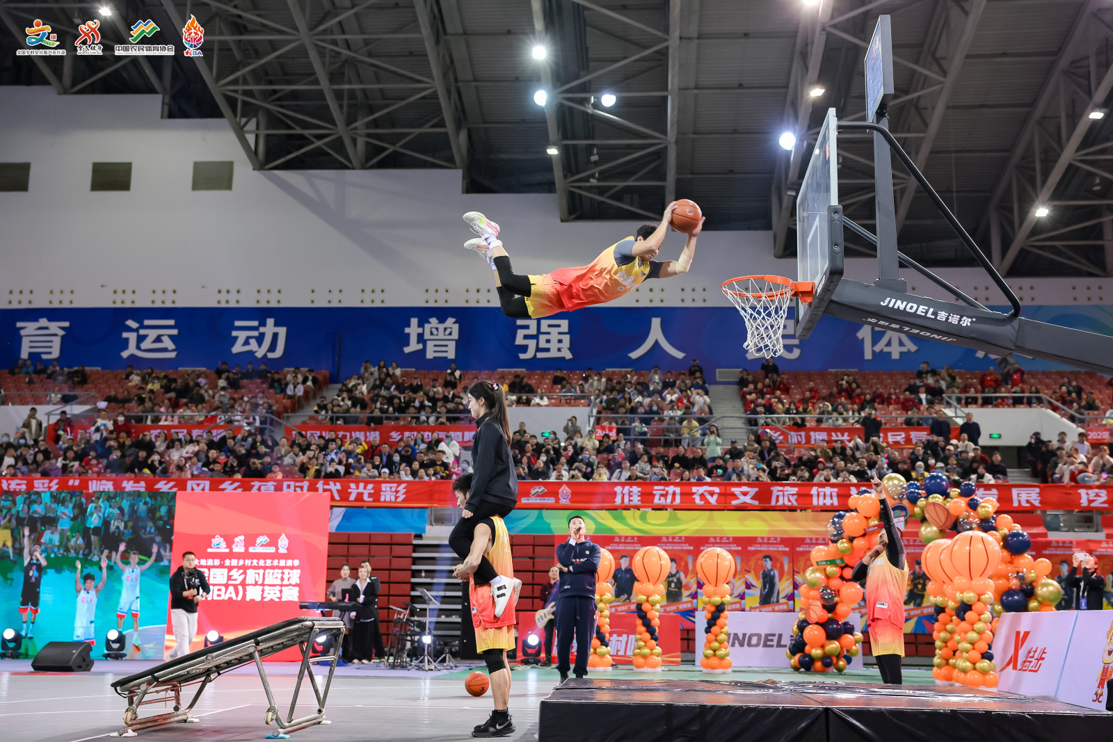 九游游戏中心官网-包含特色乡村田野篮球，体验不同的运动氛围的词条