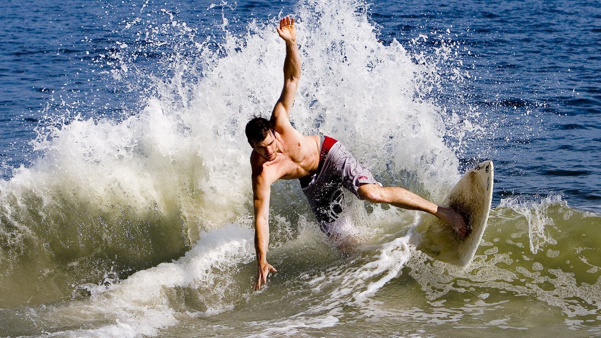 九游下载官网-“高新体育中心：健力运动员挑战极限，举重赛事燃爆全场”